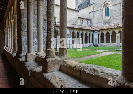 Terrasse mit mehreren Säulen der Stiftskirche Kreuzgang im Zentrum von Saint-Emilion, Frankreich. Stockfoto