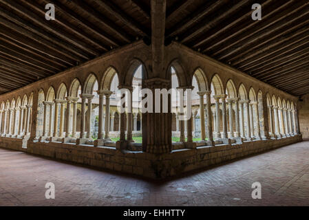 Terrasse mit mehreren Säulen der Stiftskirche Kreuzgang im Zentrum von Saint-Emilion, Frankreich. Stockfoto