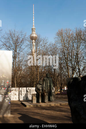 Park mit der Statue von Marx & Engels mit dem Fernsehturm im Hintergrund Stockfoto