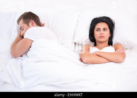 Konzept für paar nach einem Streit im Bett Stockfoto