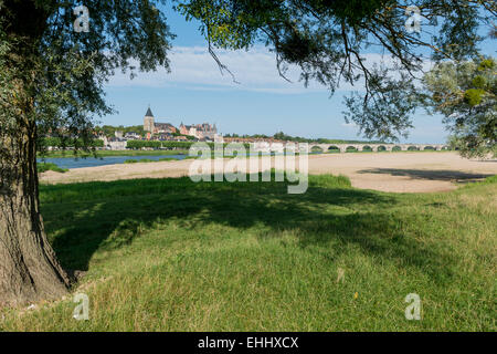 Das Dorf von Pouilly Les Gien an der Loire in Frankreich mit alten Römerbrücke. Stockfoto