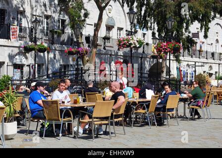 Entspannen in einem Straßencafé in Grand Kasematten Square, Gibraltar, Großbritannien, Westeuropa Touristen. Stockfoto