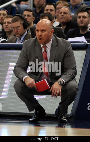 Hartford, Connecticut, USA. 13. März 2015. Cincinnati Bearcats kommissarischer Leiter Trainer Larry Davisin, während das Viertelfinale des Turniers amerikanischen Athletic Conference im XL Center in Hartford, Connecticut. Connecticut besiegt Cincinnati 57-54. Anthony Nesmith/Cal Sport Media/Alamy Live-Nachrichten Stockfoto