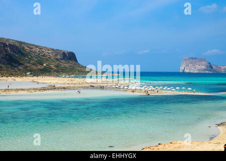 Strand mit türkisblauem Wasser Stockfoto