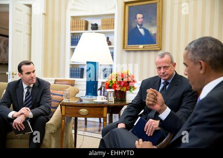 US-Präsident Barack Obama trifft sich mit pensionierten General John Allen, Presidential Sondergesandten zu einer globalen Koalition zur Theke ISIL und Brett McGurk, stellvertretender Sonderbeauftragter Presidential, links im Oval Office des weißen Hauses 16. September 2014 in Washington, DC. Stockfoto