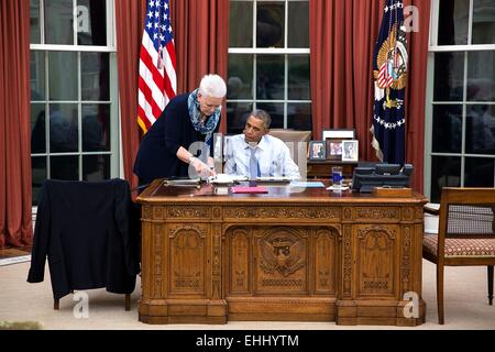 US-Präsident Barack Obama mit Gayle Smith, Senior Director für Entwicklung und Demokratie im Oval Office des weißen Hauses 21. Oktober 2014 in Washington, DC verleiht. Stockfoto