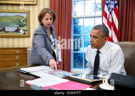 US-Präsident Barack Obama wird von Lisa Monaco, Assistent des Präsidenten für Homeland Security und Anti-Terror, über die Dreharbeiten in Kanada vor einem Anruf bei der kanadische Premierminister Stephen Harper 22. Oktober 2014 in Washington, DC informiert. Stockfoto