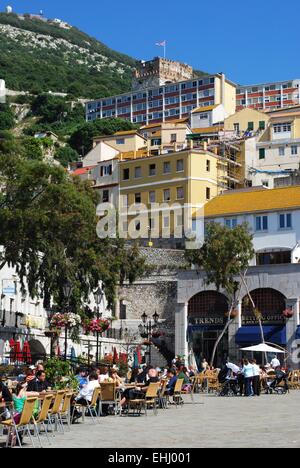 Touristen entspannen in Straßencafés in Grand Kasematten Square, Gibraltar, Großbritannien, Westeuropa. Stockfoto