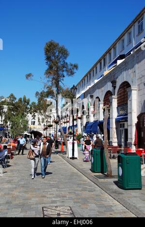 Touristen zum Entspannen in Grand Kasematten Square, Gibraltar, Großbritannien, Westeuropa. Stockfoto