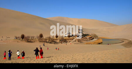 Jiuquan, Chinas Provinz Gansu. 14. März 2015. Touristen sehen auf der Halbmond Frühling landschaftlich reizvollen Gegend in Dunhuang Stadt, Nordwesten Chinas Provinz Gansu, 14. März 2015. Frühling hat mit ihm einige warme Wetter und die Touristen in der Gegend gekauft. Bildnachweis: Zhang Xiaoliang/Xinhua/Alamy Live-Nachrichten Stockfoto