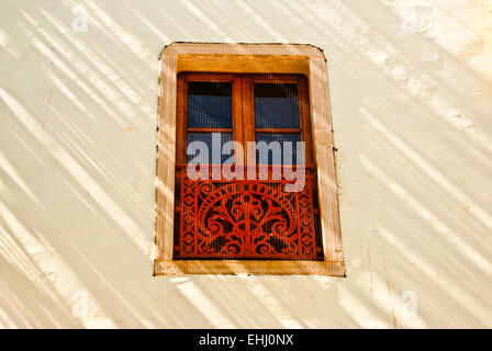 Dekoratives Fenster im Sonnenlicht Stockfoto