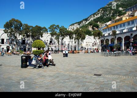 Touristen in Grand Kasematten Square mit Straßencafés, hinten, Gibraltar, Großbritannien, Westeuropa entspannen. Stockfoto