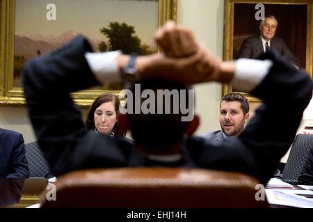US-Präsident Barack Obama mit senior Berater im Roosevelt Room des weißen Hauses des weißen Hauses 22. Oktober 2014 in Washington, DC trifft. Gegenüber der Präsident sitzenden sind Katie Beirne Fallon, Director of Legislative Affairs und Brian Deese, stellvertretender Direktor, Office of Management und Budget. Stockfoto