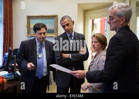 US-Präsident Barack Obama spricht mit Ebola-Response Coordinator Ron Klain, Lisa Monaco, Assistent des Präsidenten für Homeland Security und Anti-Terror, und Chef des Stabes Denis McDonough in äußeren Oval Office des weißen Hauses 24. Oktober 2014 in Washington, DC. Stockfoto