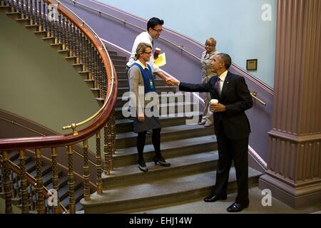 US-Präsident Barack Obama begrüßt Personal in der Eisenhower Executive Office Building des weißen Hauses 27. Oktober 2014 in Washington, DC. Stockfoto