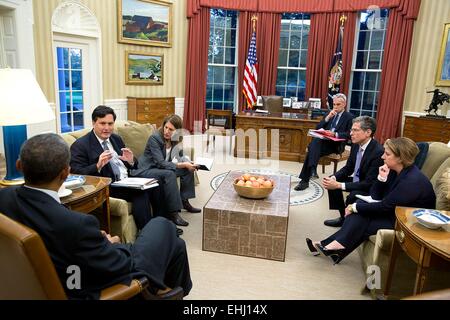 US-Präsident Barack Obama hält eine Tagung auf der Regierung von Ebola im Oval Office des weißen Hauses 27. Oktober 2014 in Washington, DC. Teilnahme an, von links, sind: Ebola-Response Coordinator Ron Klain; Health And Human Services Secretary Sylvia Mathews Burwell; Chef des Stabes Denis McDonough; Leslie Dach, Senior Counsel, US Abteilung von Health And Human Services; und Lisa Monaco, Assistent des Präsidenten für innere Sicherheit und Bekämpfung des Terrorismus. Stockfoto