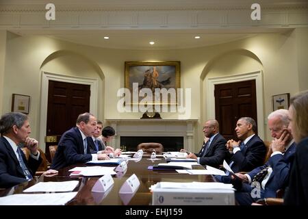 US-Präsident Barack Obama und Vize-Präsident Joe Biden Meeting ein mit Veterans Affairs Secretary Robert A. McDonald im Roosevelt Room des weißen Hauses 5. November 2014 in Washington, DC. Stockfoto