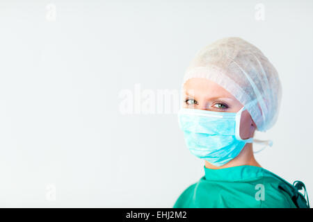 Chirurg in Richtung Kamera suchen Stockfoto