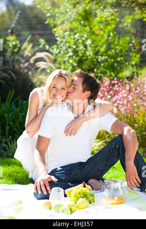 Paar mit Picknick in einem park Stockfoto