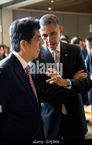 US-Präsident Barack Obama Gespräche mit Premierminister Shinzo Abe Japans vor einem Asia-Pacific Economic Cooperation-Arbeitsessen im International Convention Center 11. November 2014 in Peking, China. Stockfoto