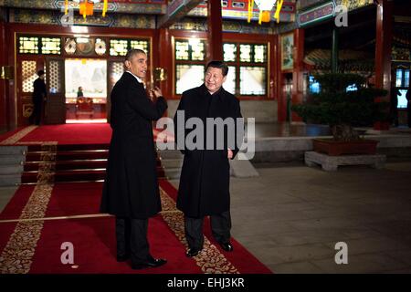 UNS Präsident Barack Obama Gesten als er und Präsident Xi Jinping Chinas zu einem bilateralen Treffen an Zhong Nan Hai 11. November 2014 in Peking eintreffen. Stockfoto