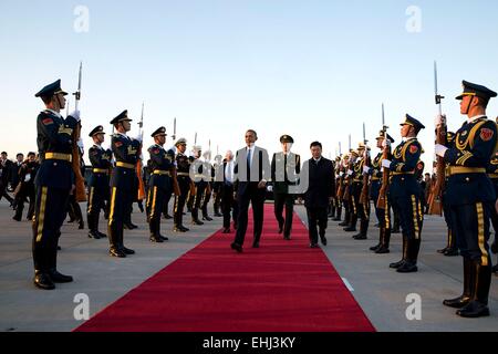 US-Präsident Barack Obama vor dem Abflug 12. November 2014 in Peking, China, Air Force One von Außenminister Wang Yi am Beijing Capital International Airport begleitet wird. Stockfoto