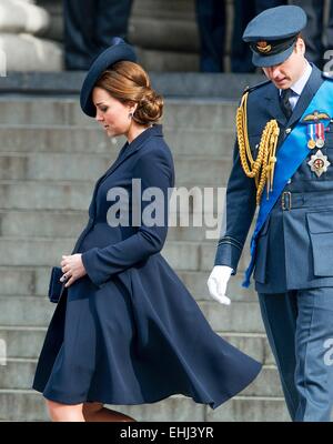 London, UK. 13. März 2015. Besuchen Sie der Herzog und die Herzogin von Cambridge, William und Catherine, den Gedenkfeier Service um das Ende der Kampfhandlungen in Afghanistan und der Parade am St. Pauls Cathedral in London, Vereinigtes Königreich, 13. März 2015 markieren. Foto: Patrick van Katwijk / POINT DE VUE OUT - NO WIRE SERVICE-/ Dpa/Alamy Live News Stockfoto