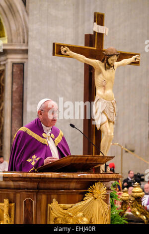 Vatikan Petersdom 13. März 2015. Papst Franziskus Feier der Buße und Ankündigung Heiliges Jahr 2015-2016 Credit: wirklich Easy Star/Alamy Live News Stockfoto