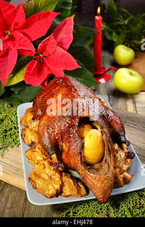 Ente mit Äpfeln in Honig glasieren. Stockfoto