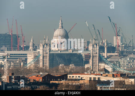 Die Kuppel der St. Pauls Cathedral oben Tower Bridge zusammen mit Kranen in den Himmel zeigt Bau in London gesehen Stockfoto