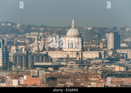 Das Profil von St. Pauls Cathedral und der berühmten Kuppel betrachtet in Süd-London, UK Stockfoto