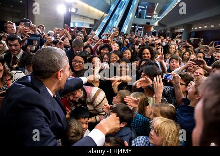 US-Präsident Barack Obama schüttelt Hände mit Mitarbeiter der US-Botschaft und deren Familien bei einem Meet &amp; greet der US-Botschaft 10. November 2014 in Peking, China. Stockfoto