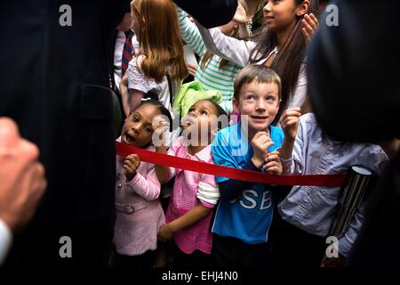 US-Präsident Barack Obama begrüßt US-Botschaft Kinder während einer treffen und grüßen in der amerikanischen Botschaft 10. November 2014 in Peking, China. Stockfoto