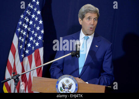 Sharm El-Sheikh, Ägypten. 13. März 2015.  US-Außenminister John Kerry spricht auf einer Pressekonferenz in Sharm el-Sheikh 14. März 2015, nach dem Besuch der Ägypten Economic Development Conference am Vortag. Kerry sagte am Samstag am Vorabend der erneute Gespräche mit dem Iran über die Kernenergie Programm, es sei unklar, ob ein Interim Geschäft erreicht bis zum Ende des Monats Kredit sein könnte: Stringer/APA Bilder/ZUMA Draht/Alamy Live News Stockfoto