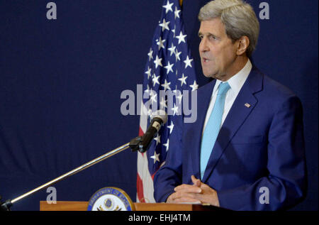 Sharm El-Sheikh, Ägypten. 13. März 2015.  US-Außenminister John Kerry spricht auf einer Pressekonferenz in Sharm el-Sheikh 14. März 2015, nach dem Besuch der Ägypten Economic Development Conference am Vortag. Kerry sagte am Samstag am Vorabend der erneute Gespräche mit dem Iran über die Kernenergie Programm, es sei unklar, ob ein Interim Geschäft erreicht bis zum Ende des Monats Kredit sein könnte: Stringer/APA Bilder/ZUMA Draht/Alamy Live News Stockfoto