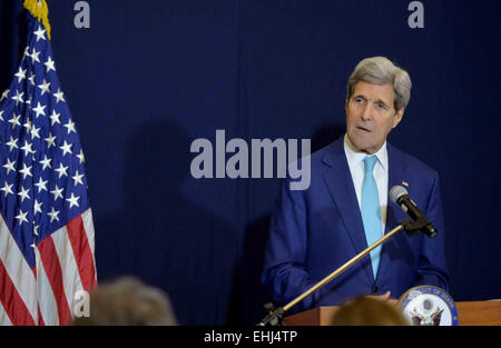 Sharm El-Sheikh, Ägypten. 13. März 2015.  US-Außenminister John Kerry spricht auf einer Pressekonferenz in Sharm el-Sheikh 14. März 2015, nach dem Besuch der Ägypten Economic Development Conference am Vortag. Kerry sagte am Samstag am Vorabend der erneute Gespräche mit dem Iran über die Kernenergie Programm, es sei unklar, ob ein Interim Geschäft erreicht bis zum Ende des Monats Kredit sein könnte: Stringer/APA Bilder/ZUMA Draht/Alamy Live News Stockfoto