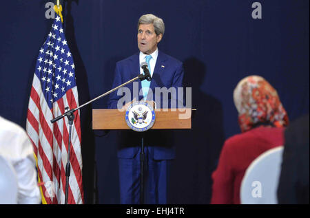 Sharm El-Sheikh, Ägypten. 13. März 2015.  US-Außenminister John Kerry spricht auf einer Pressekonferenz in Sharm el-Sheikh 14. März 2015, nach dem Besuch der Ägypten Economic Development Conference am Vortag. Kerry sagte am Samstag am Vorabend der erneute Gespräche mit dem Iran über die Kernenergie Programm, es sei unklar, ob ein Interim Geschäft erreicht bis zum Ende des Monats Kredit sein könnte: Stringer/APA Bilder/ZUMA Draht/Alamy Live News Stockfoto