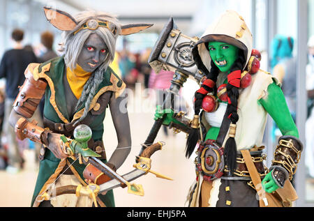 Leipzig, Deutschland. 14. März 2015. Zwei weibliche Cosplayer stellen auf der Leipziger Buchmesse in Leipzig, Deutschland, 14. März 2015. Die Fiar ist ein traditioneller Treffpunkt für Cosplay-Fans. Etwa 2000 Verlage aus 42 Ländern präsentieren ihre Neuheiten vom 12. bis 15. März. Foto: JAN WOITAS/Dpa/Alamy Live News Stockfoto