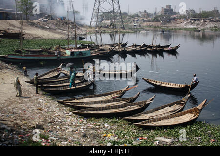 Boote in der in dem verschmutzten Fluss Buriganga. Verunreinigung des Wassers im Fluss Buriganga hat alarmierende Ausmaße angenommen. Millionen Kubikmeter giftiger Abfälle aus den Tausenden von Industrien und gekrönt mit einer riesigen Menge an unbehandeltem Abwasser aus der Stadt. 14. März ist der International Day of Action für Flüsse und Talsperren. Jedes Jahr heben Tausende von Menschen auf der ganzen Welt ihre Stimmen, um feiern Flüsse der Welt und diejenigen, die kämpfen, um sie zu schützen. International Day of Action für Flüsse ist ein Tag zum feiern Siege wie dam Entfernung und Fluss-Wiederherstellung. Stockfoto