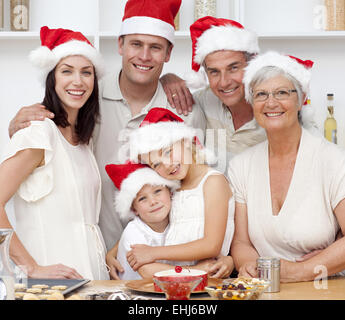 Lächelnd Familie Weihnachten Kuchen backen Stockfoto