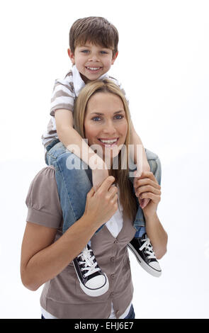 Mutter und Sohn Huckepack-Fahrt Stockfoto