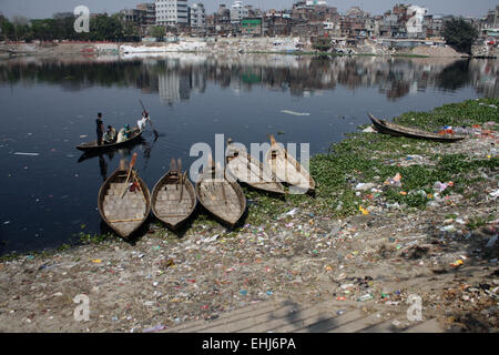 Boote in der in dem verschmutzten Fluss Buriganga. Verunreinigung des Wassers im Fluss Buriganga hat alarmierende Ausmaße angenommen. Millionen Kubikmeter giftiger Abfälle aus den Tausenden von Industrien und gekrönt mit einer riesigen Menge an unbehandeltem Abwasser aus der Stadt. 14. März ist der International Day of Action für Flüsse und Talsperren. Jedes Jahr heben Tausende von Menschen auf der ganzen Welt ihre Stimmen, um feiern Flüsse der Welt und diejenigen, die kämpfen, um sie zu schützen. International Day of Action für Flüsse ist ein Tag zum feiern Siege wie dam Entfernung und Fluss-Wiederherstellung. Stockfoto