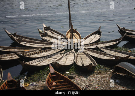 Boote in der in dem verschmutzten Fluss Buriganga. Verunreinigung des Wassers im Fluss Buriganga hat alarmierende Ausmaße angenommen. Millionen Kubikmeter giftiger Abfälle aus den Tausenden von Industrien und gekrönt mit einer riesigen Menge an unbehandeltem Abwasser aus der Stadt. 14. März ist der International Day of Action für Flüsse und Talsperren. Jedes Jahr heben Tausende von Menschen auf der ganzen Welt ihre Stimmen, um feiern Flüsse der Welt und diejenigen, die kämpfen, um sie zu schützen. International Day of Action für Flüsse ist ein Tag zum feiern Siege wie dam Entfernung und Fluss-Wiederherstellung. Stockfoto