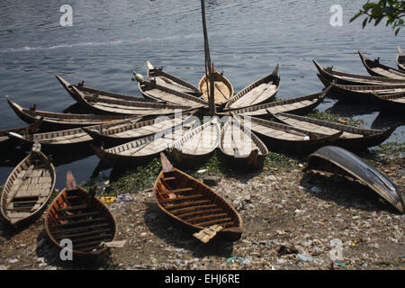 Boote in der in dem verschmutzten Fluss Buriganga. Verunreinigung des Wassers im Fluss Buriganga hat alarmierende Ausmaße angenommen. Millionen Kubikmeter giftiger Abfälle aus den Tausenden von Industrien und gekrönt mit einer riesigen Menge an unbehandeltem Abwasser aus der Stadt. 14. März ist der International Day of Action für Flüsse und Talsperren. Jedes Jahr heben Tausende von Menschen auf der ganzen Welt ihre Stimmen, um feiern Flüsse der Welt und diejenigen, die kämpfen, um sie zu schützen. International Day of Action für Flüsse ist ein Tag zum feiern Siege wie dam Entfernung und Fluss-Wiederherstellung. Stockfoto