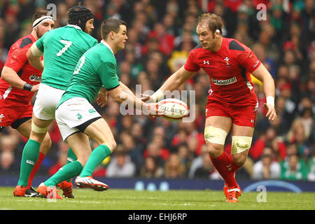 Cardiff, Wales. 14. März 2015. 6 Nations Championship. Wales vs. Irland. Jonathan Sexton (Irland) Pässe von Alun Wyn Jones (Wales) Kredit angegangen wird: Action Plus Sport/Alamy Live News Stockfoto