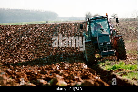 AJAXNETPHOTO - DEZ. 2001 - MARICOURT, FRANKREICH - TRAKTOR FELDER PFLÜGEN. FOTO: JONATHAN EASTLAND/AJAX REF: 5271 1 7001 Stockfoto