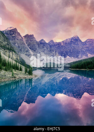 Moraine Lake mit Sonnenuntergang. Banff Nationalpark, Kanada Stockfoto