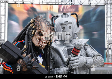 Comic und Cosplay-Fans sammeln im Excel Centre für London Super Comic Convention, London England Vereinigtes Königreich UK Stockfoto