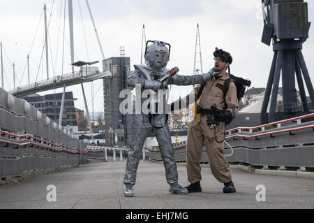 Comic und Cosplay-Fans sammeln im Excel Centre für London Super Comic Convention, London England Vereinigtes Königreich UK Stockfoto