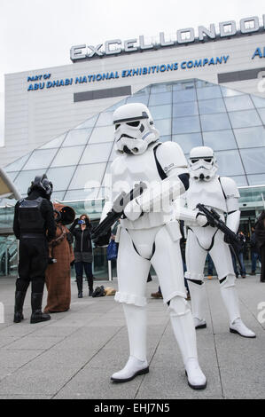 Comic und Cosplay-Fans sammeln im Excel Centre für London Super Comic Convention, London England Vereinigtes Königreich UK Stockfoto